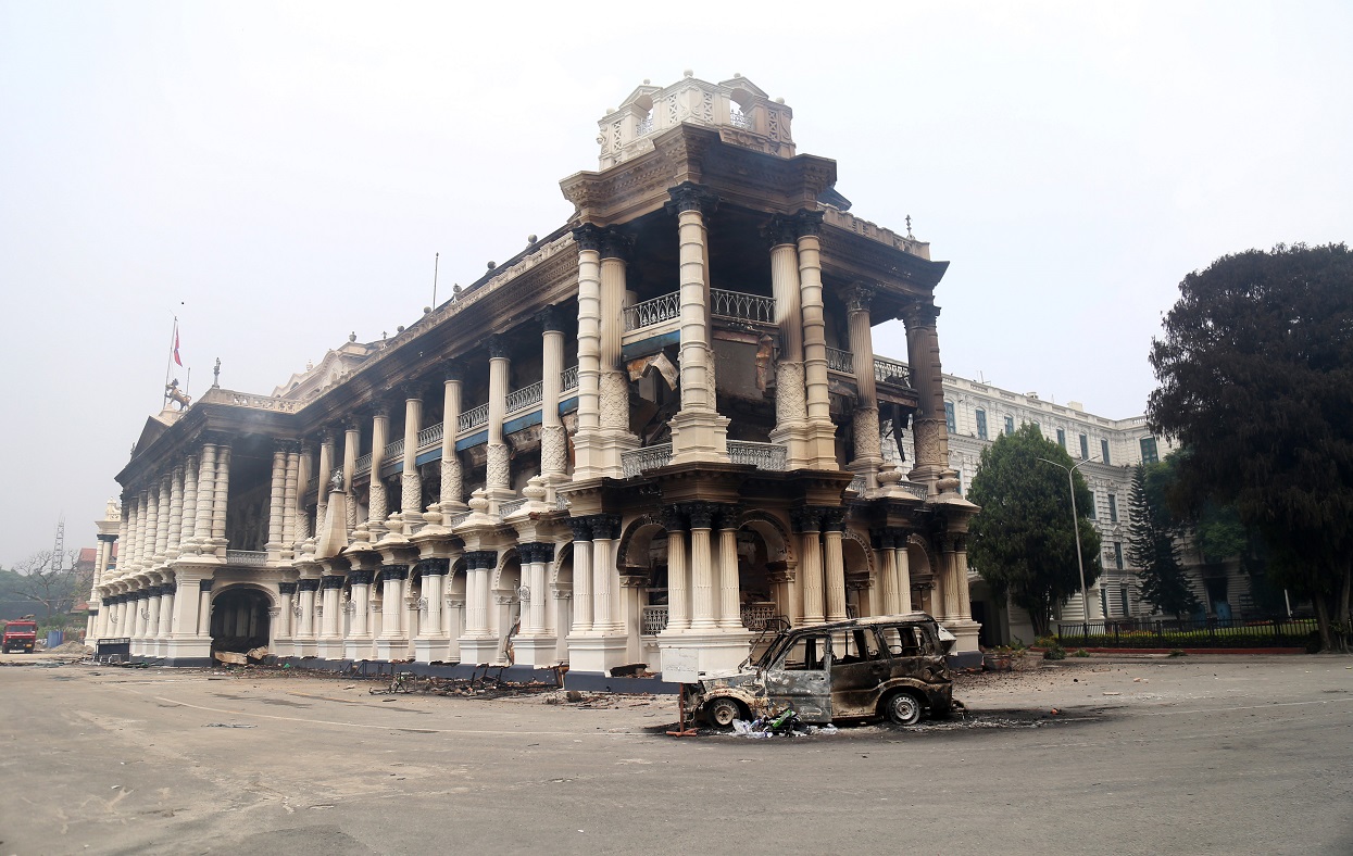 सिंहदरबारका भग्नावशेष हेर्दै टोलाउँछन् कर्मचारी