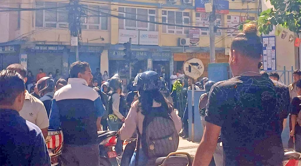 काठमाडौंको पुतलीसडकमा माइक्रोको ठक्करबाट बालिकाको मृत्यु