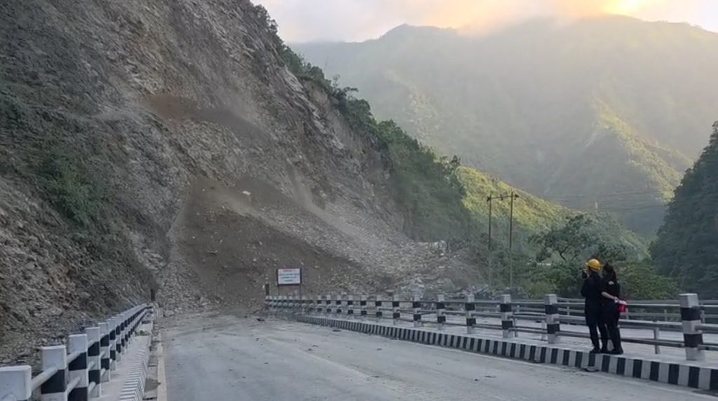 पहिरोका कारण अवरुद्ध राजमार्ग एकतर्फी सञ्चालनमा