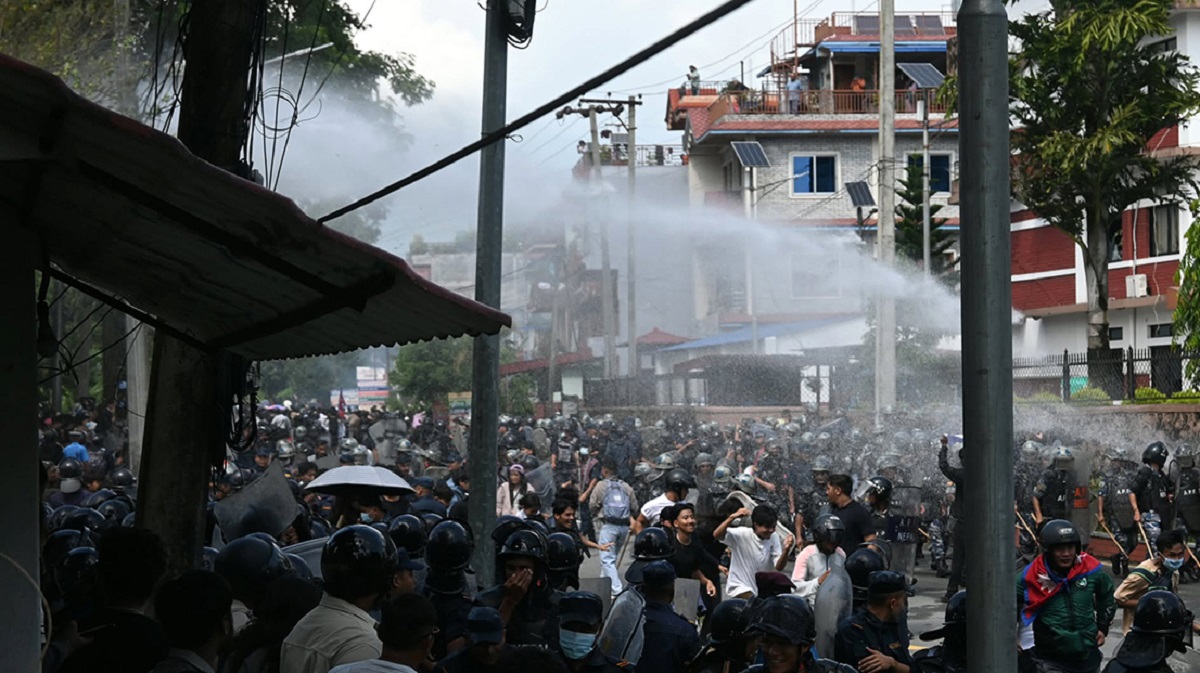 ललितपुर अशान्त : प्रचण्ड निवासमा ढुंगामुढा प्रहार, प्रहरी बिटमा आगजनी