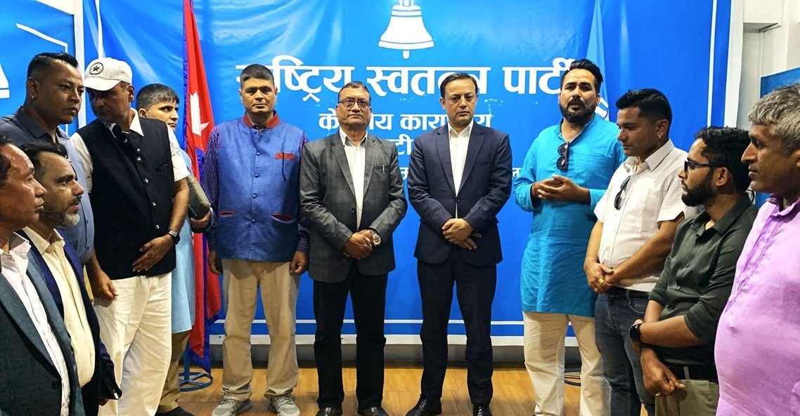 नेकपा एसका जिल्ला अध्यक्ष रास्वपामा प्रवेश, एमालेका अर्यालले पनि बदले दल