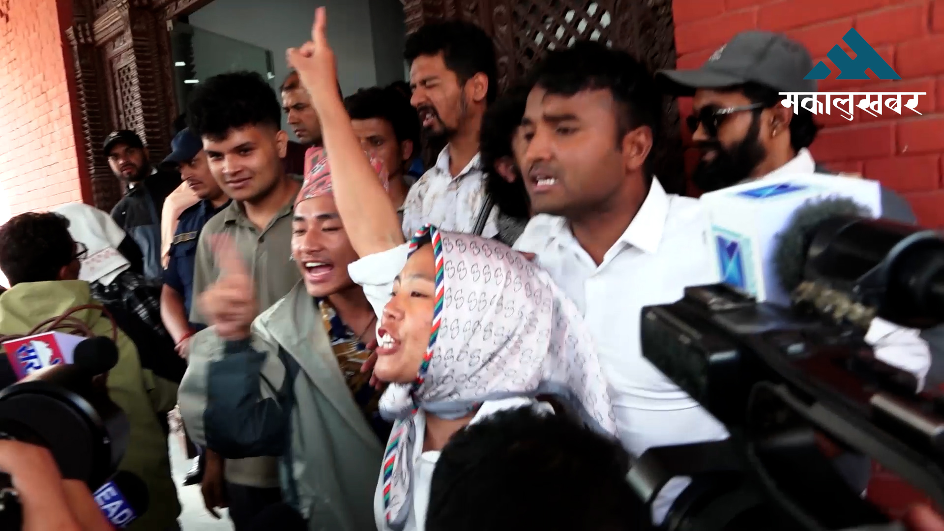 जेनजी आन्दोलनका घाइतेहरुलाई भ्यानमार्फत प्रधानमन्त्री कार्यालय लगियो*