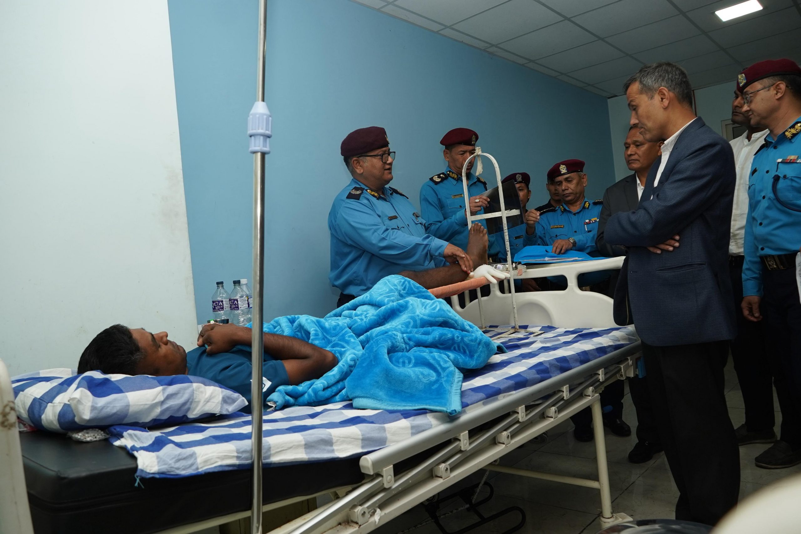 घाइते प्रहरीको स्वास्थ्य अवस्था बुझ्न अस्पताल पुगे उर्जामन्त्री र गृहमन्त्री