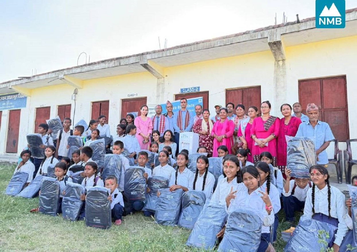 एनएमबि बैंकद्वारा अमर जैन विद्यालयमा स्कुल ब्याग र वाटर डिस्पेन्सर हस्तान्तरण