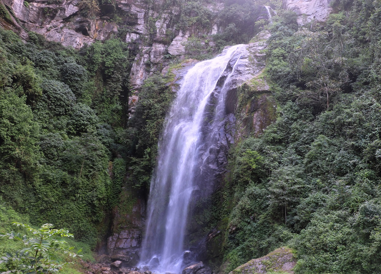 महभिर झरना : पर्यटकको मन रमाउने जलधारा
