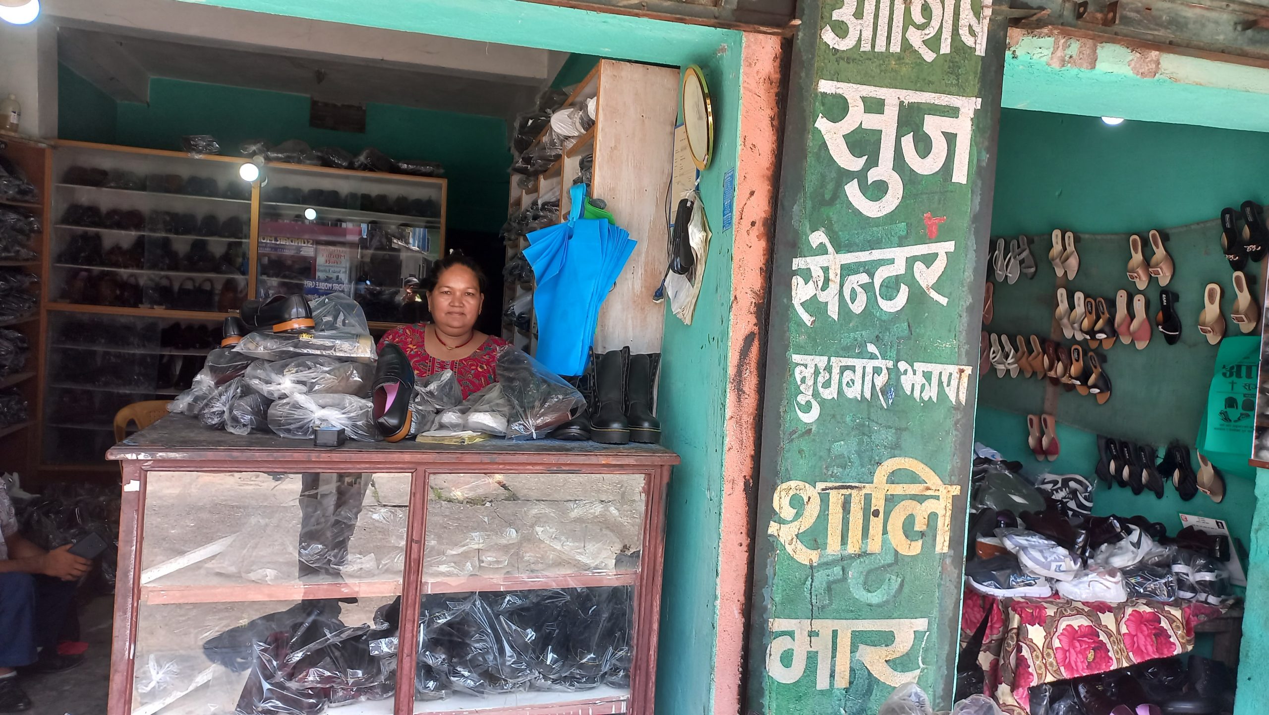 थोरै पुँजी, ठूलो सपना: झापाका मङ्ग्रान्ती दम्पतीको ‘फुटवेयर हब’ यात्रा