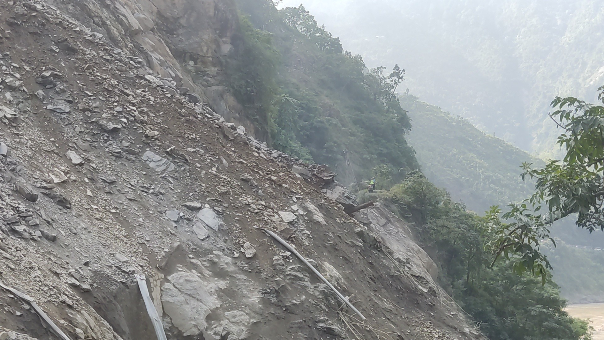 तुईन खोलामा पुनः सुक्खा पहिरो खस्दा सडक पूर्ण रुपमा अवरुद्ध