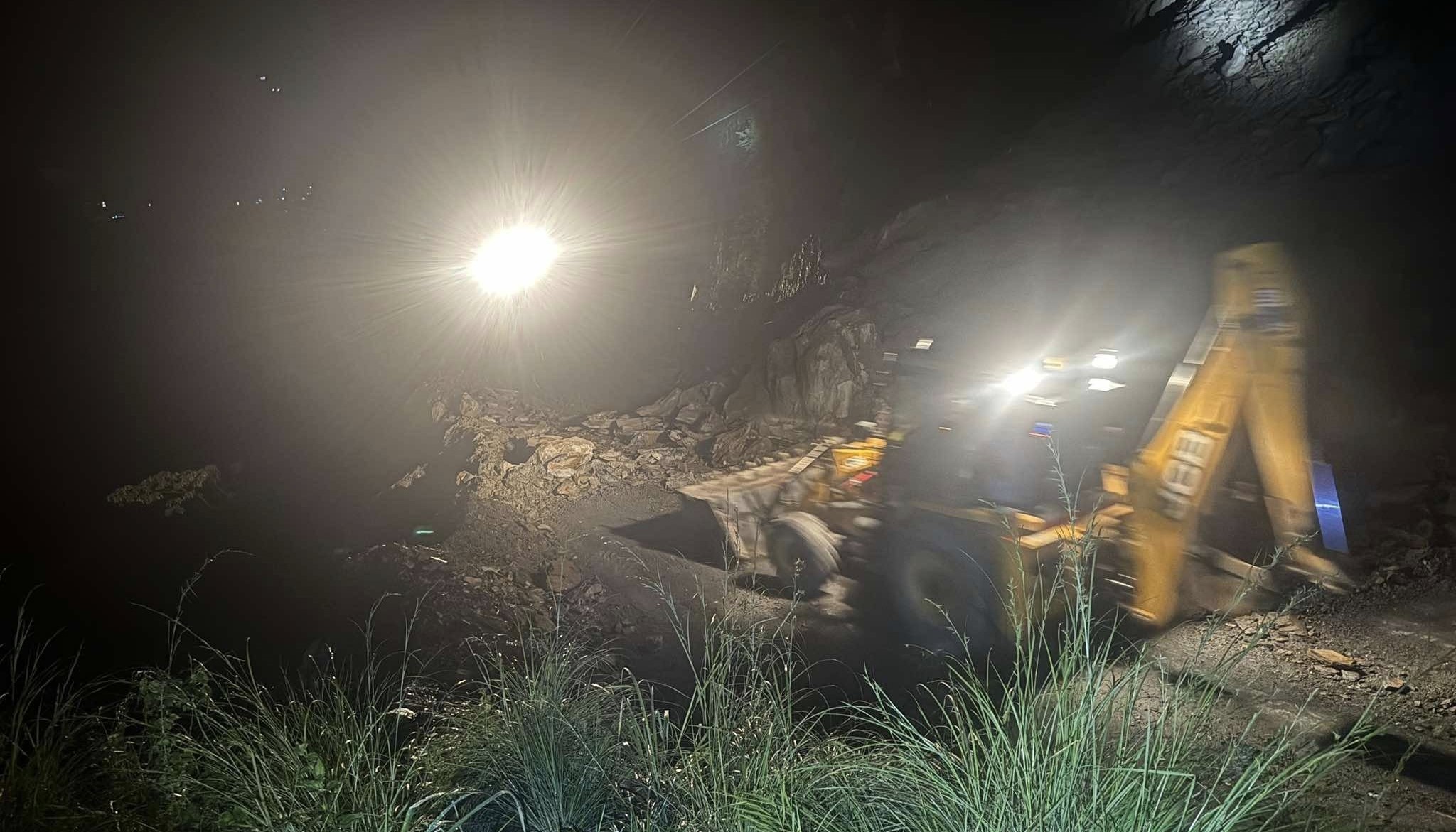 तुइन खोलाको पहिरो पन्छाउन समय लाग्ने, वैकल्पिक मार्ग प्रयोग गर्न आग्रह