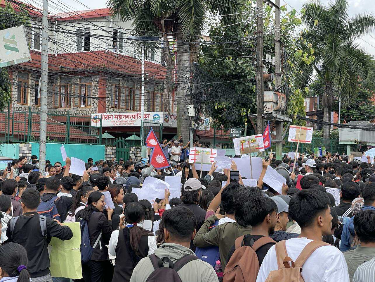 पोखरा महानगरपालिकामा ढुंगामुढा, प्रहरीले गर्यो हवाई फायर