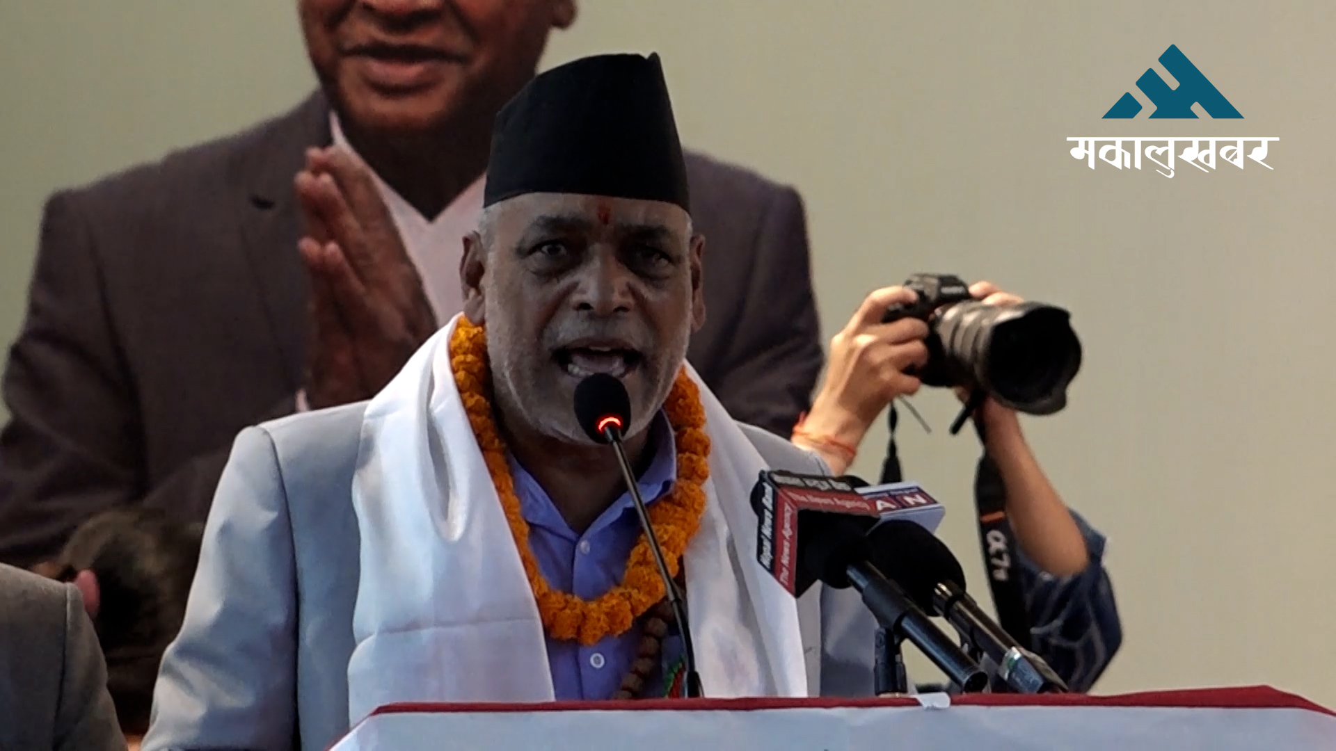 कांग्रेसले सरकार छाड्न आनाकानी गरेपछि कृषिमन्त्री अधिकारीले दिए राजीनामा