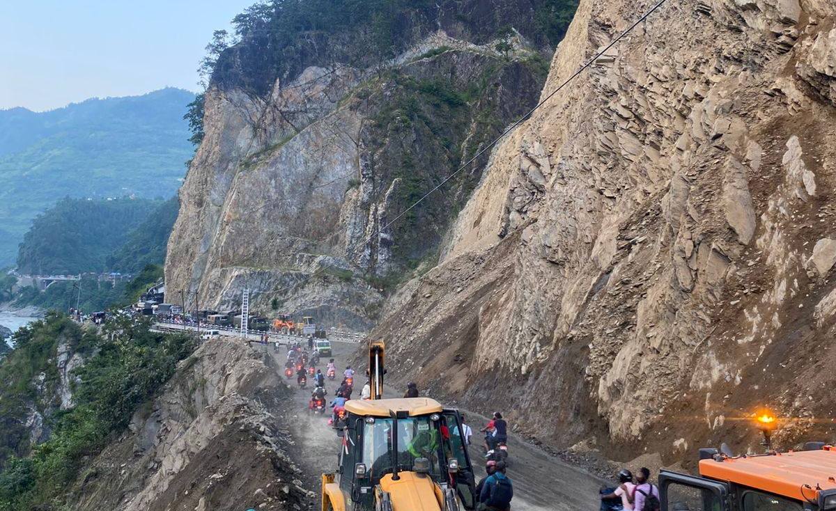 नारायणगढ-मुग्लिन सडकमा फेरि पहिरो, यात्रुलाई सास्ती