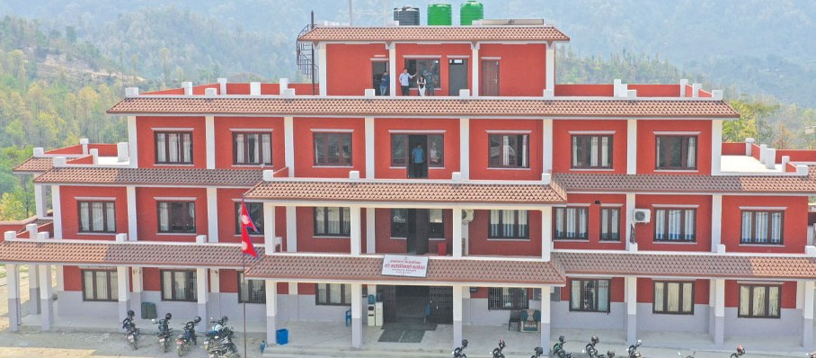 खै ! गाउँगाउँमा सिंहदरबार ? घर छ, मानिस बस्दैनन्