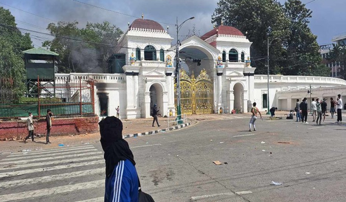 सिंहदरबारको मूल गेटमा आगजनी