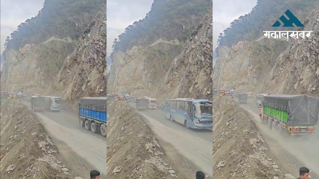 सवारी रोकेर तुइन खोलाको ढिस्को हटाइँदै