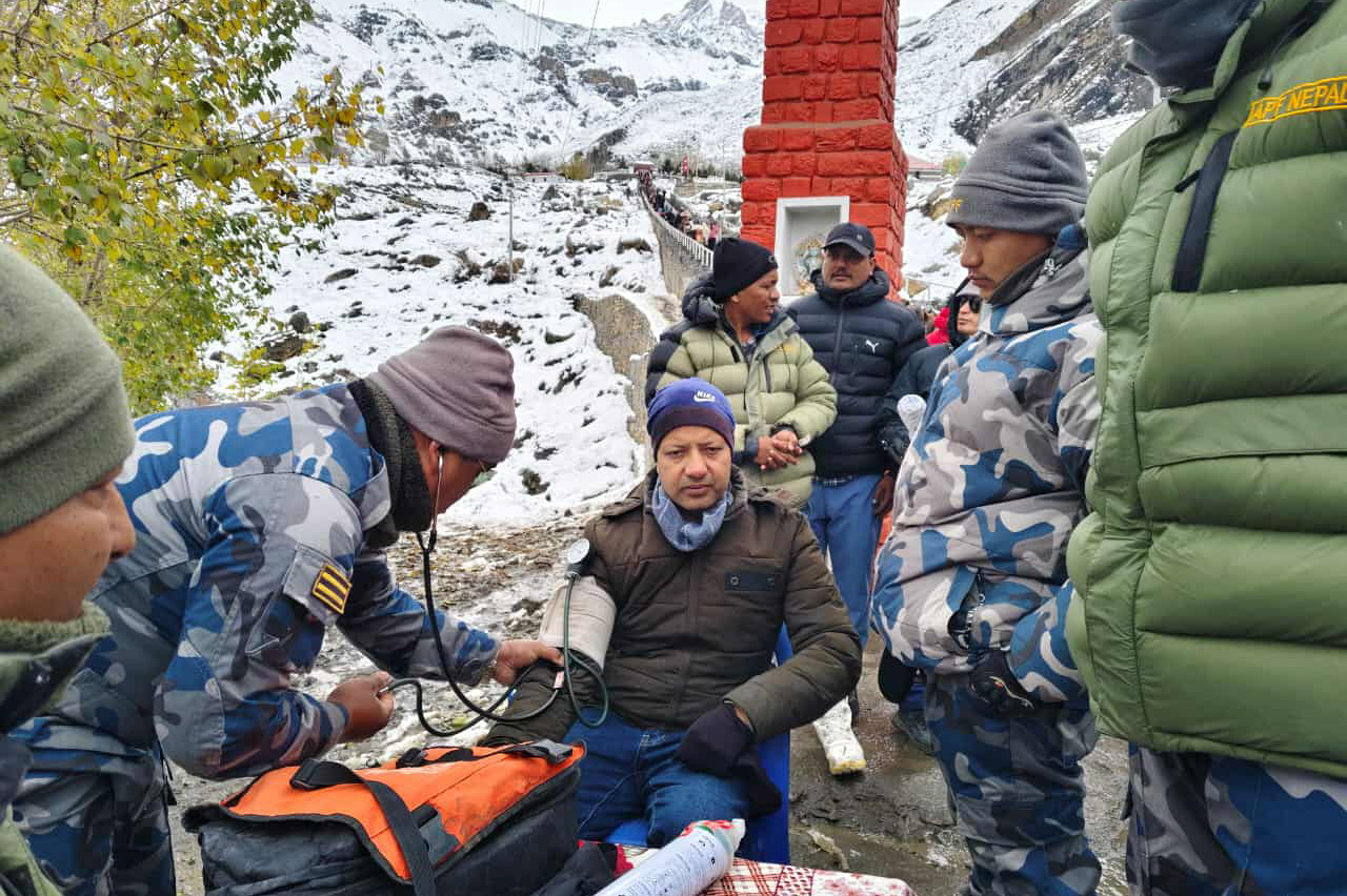 मुस्ताङमा हिमपात र चिसोबाट प्रभावित पर्यटकको उपचारमा सशस्त्रको टोली