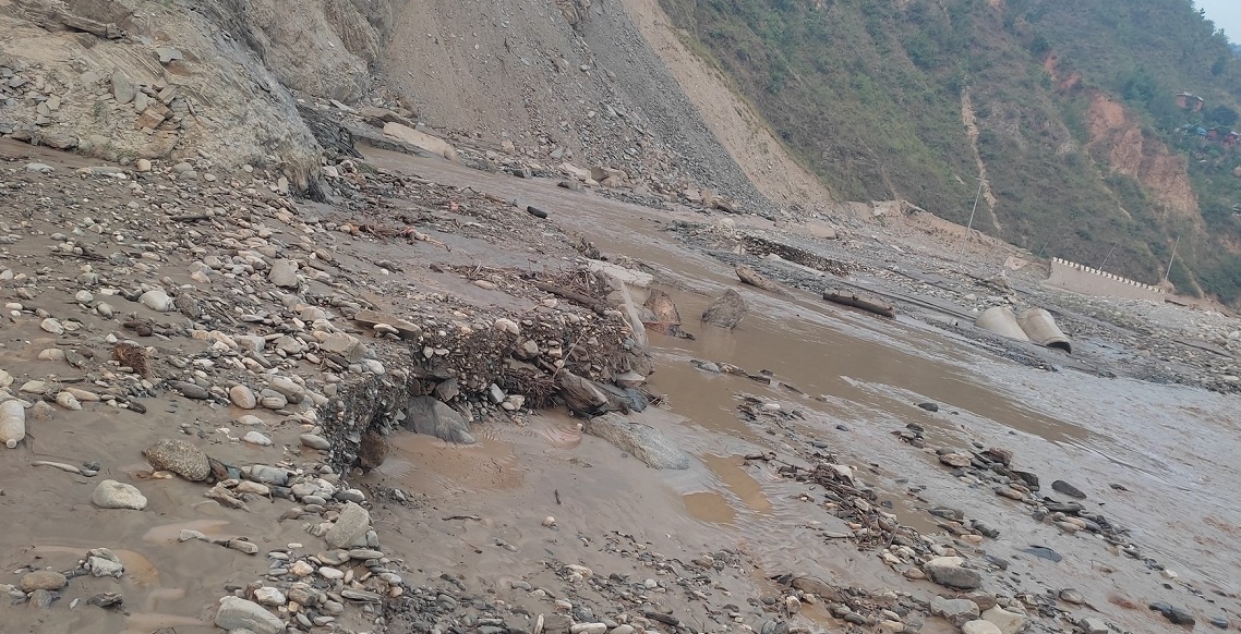 बीपी राजमार्ग अवरुद्ध हुँदा हजारौं यात्रु अलपत्र