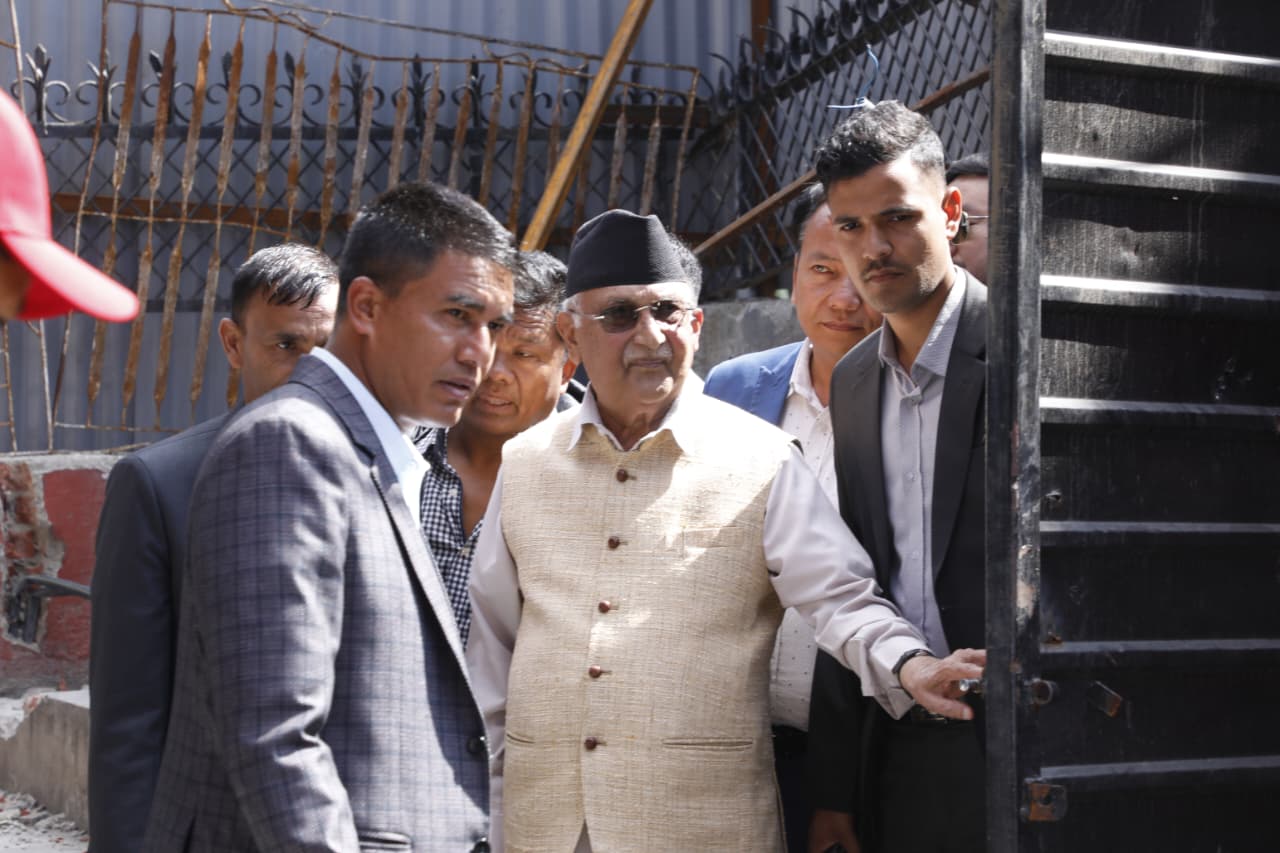 जेनजी प्रदर्शनकारीहरूले ध्वस्त बनाएको बालकोटस्थित निवासमा ओली (तस्बिरहरू)