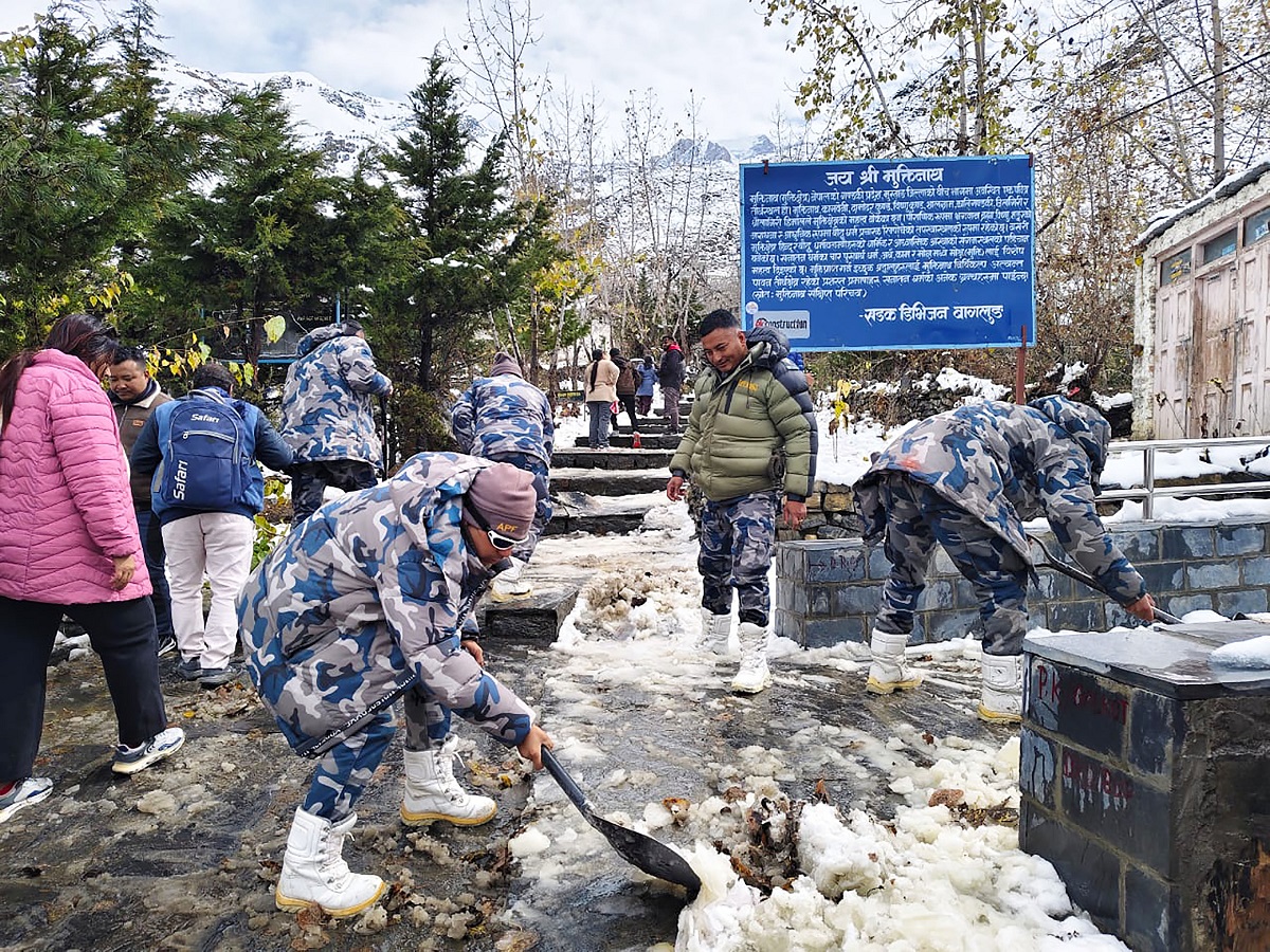 सुरक्षाकर्मीद्वारा मुक्तिनाथ मन्दिर परिसरको हिउँ पन्छ्याइयो