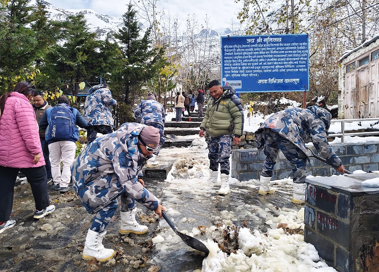 सुरक्षाकर्मीद्धारा मुक्तिनाथ मन्दिर परिसरको हिउँ पन्छ्याइयो