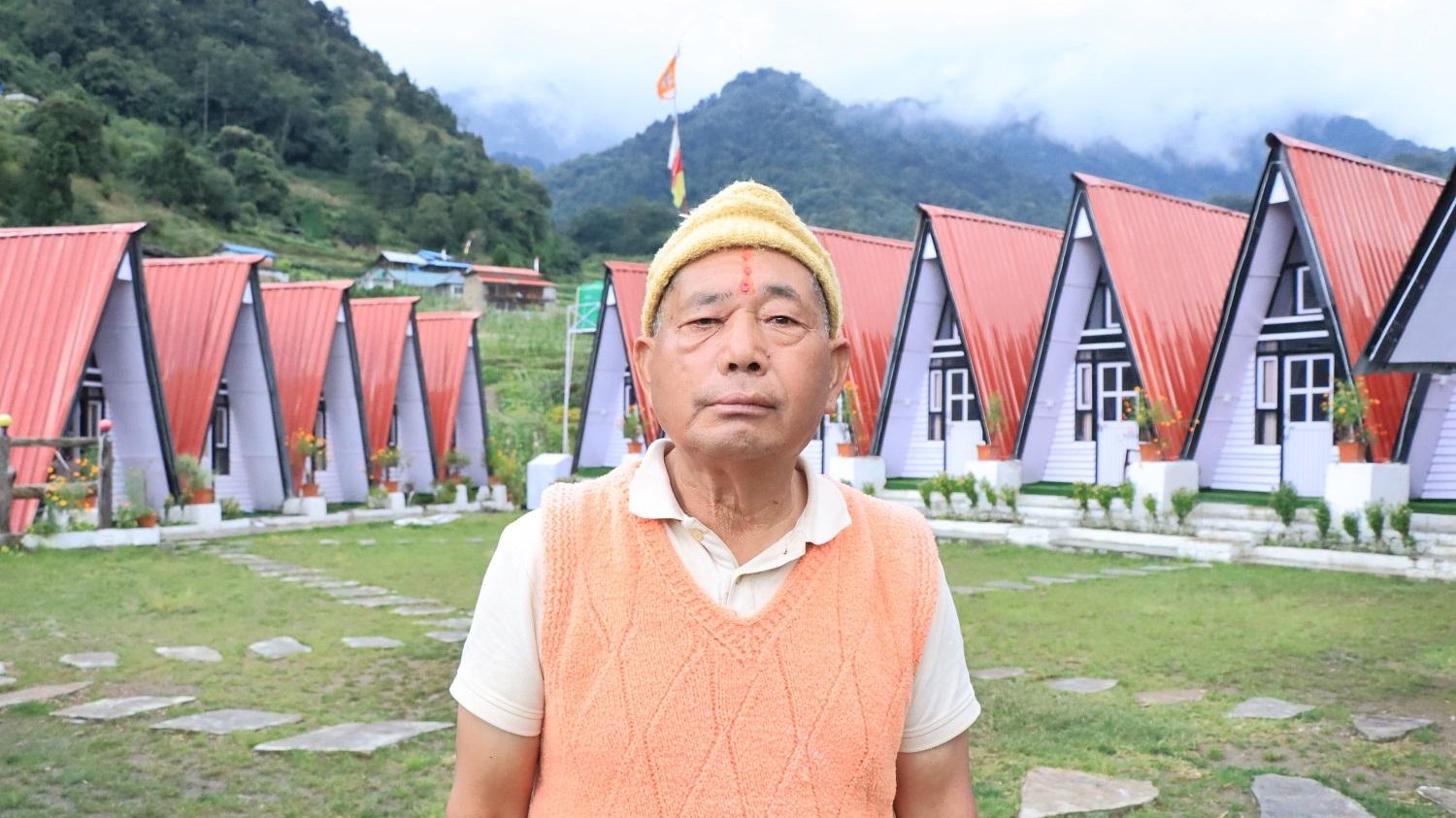 सहर पसेका सन्तानलाई गाउँ फर्काउने बलबहादुरको जुक्ति, स्वाँतमा खोले ‘प्यारामिड होटल’