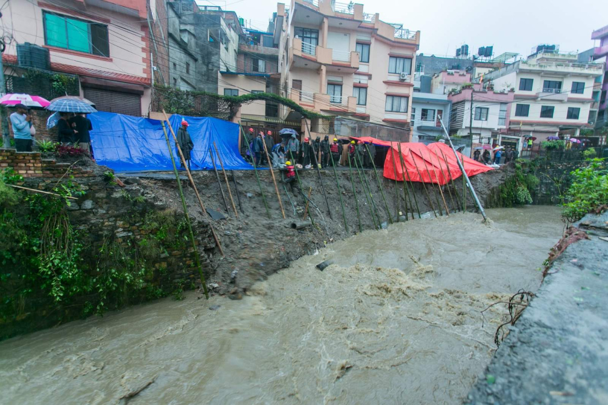 काठमाडौं कोहिनुर हाउजिङ्ग नजिकै खोलाले सडक कटान (तस्बिरहरु)