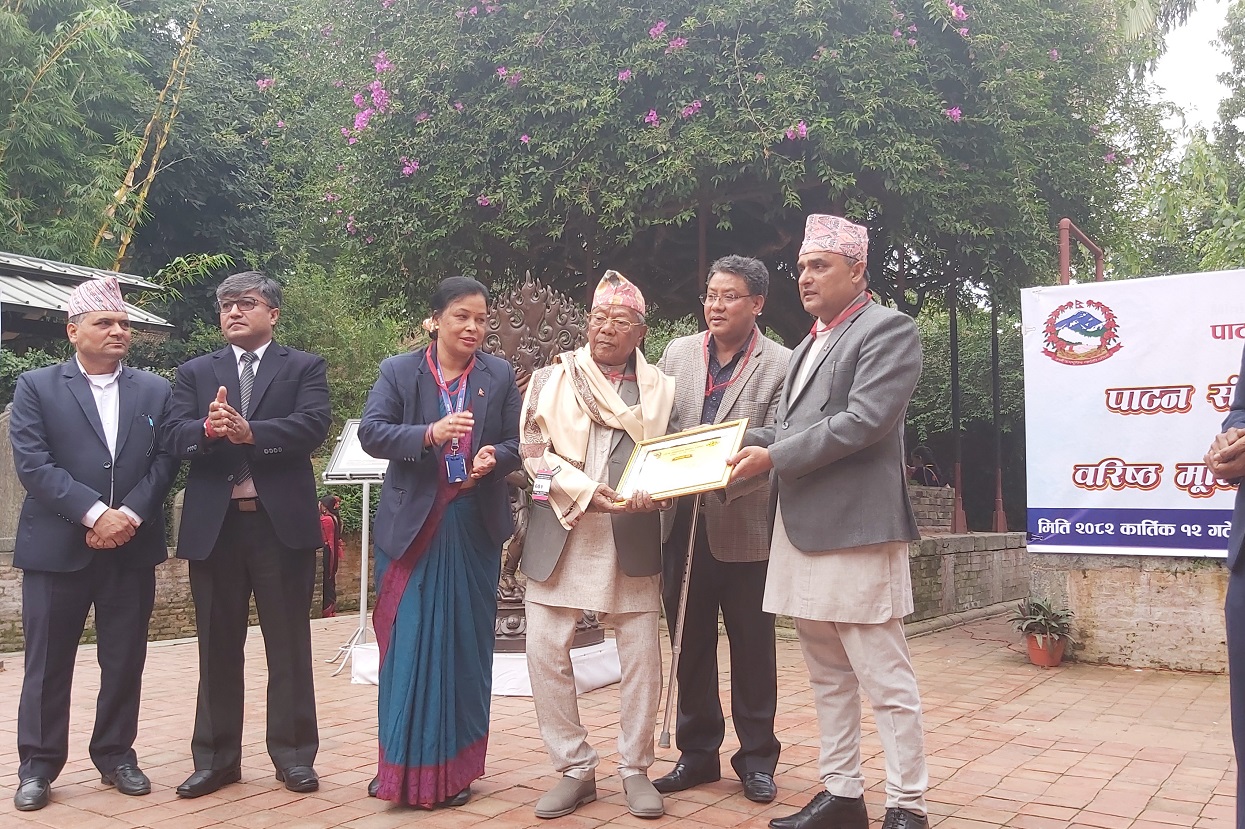 वरिष्ठ मूर्तिकार क्रोधकला शिरोमणि कालु कुमाले सम्मानित