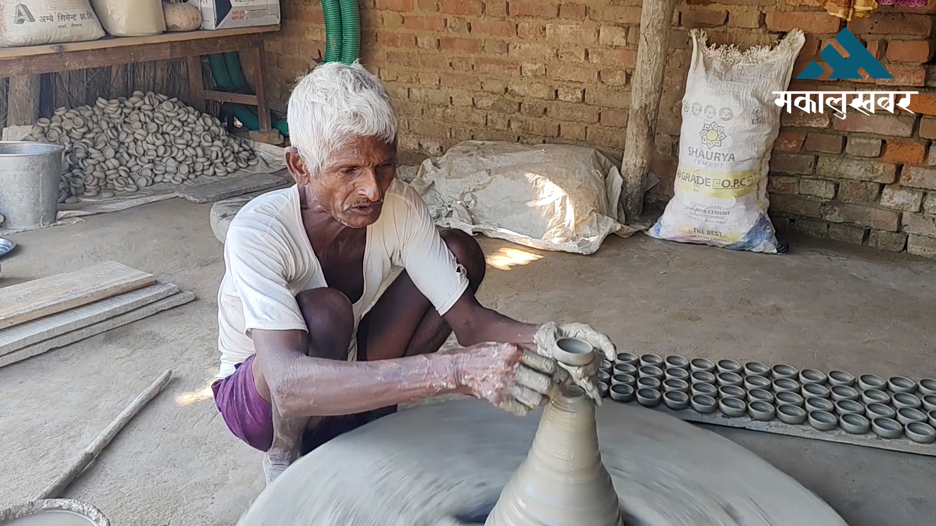 दैनिकी गुजार्न नसकेपछि माटोको विकल्प खोज्दै कुम्हाल समुदाय (तस्बिरहरू)