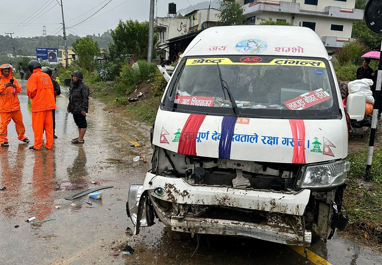 माइक्रो दुर्घटनामा १४ जना घाइते