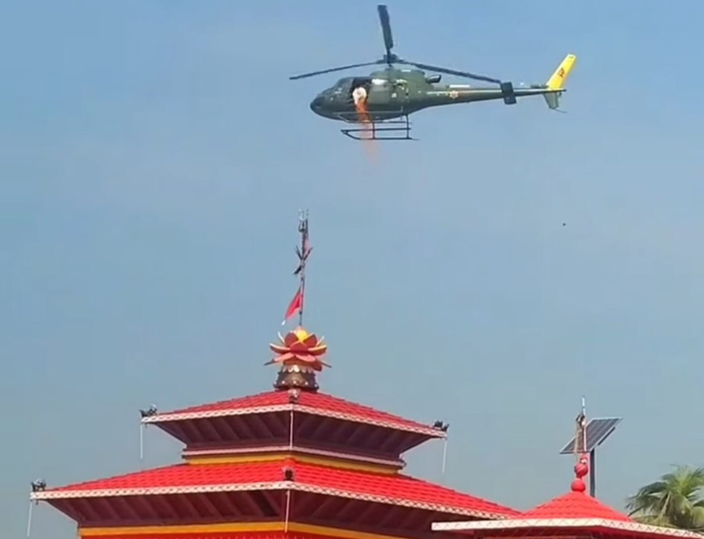 हेलिकप्टरबाट सप्तरीको कंङ्कालिनी र छिन्नमस्ता मन्दिरमा पुष्प वृष्टि