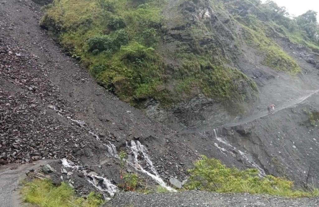 पहिरोले दार्चुला–गोकुलेश्वर सडकखण्ड अवरुद्ध