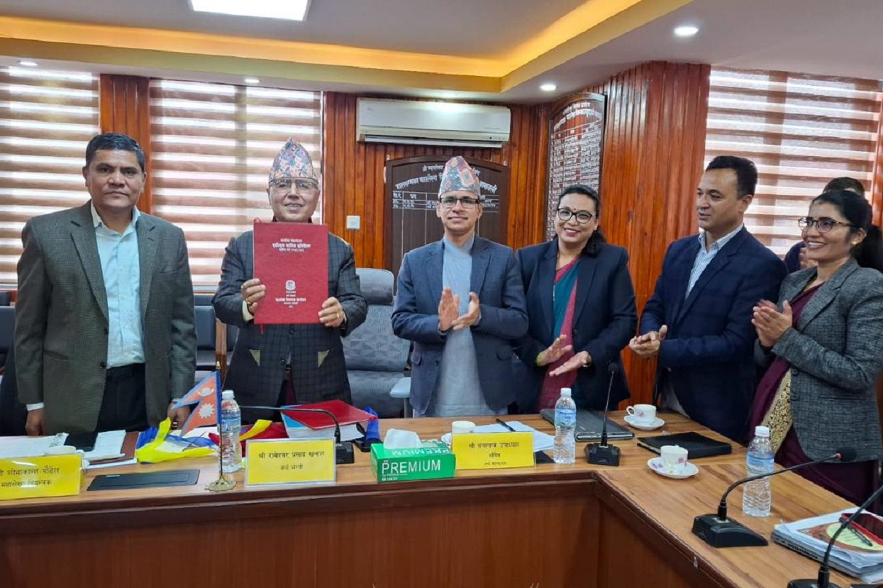 आन्तरिक लेखापरीक्षण प्रतिवेदन र सरकारको सम्पत्तिको एकीकृत वार्षिक विवरण पेस