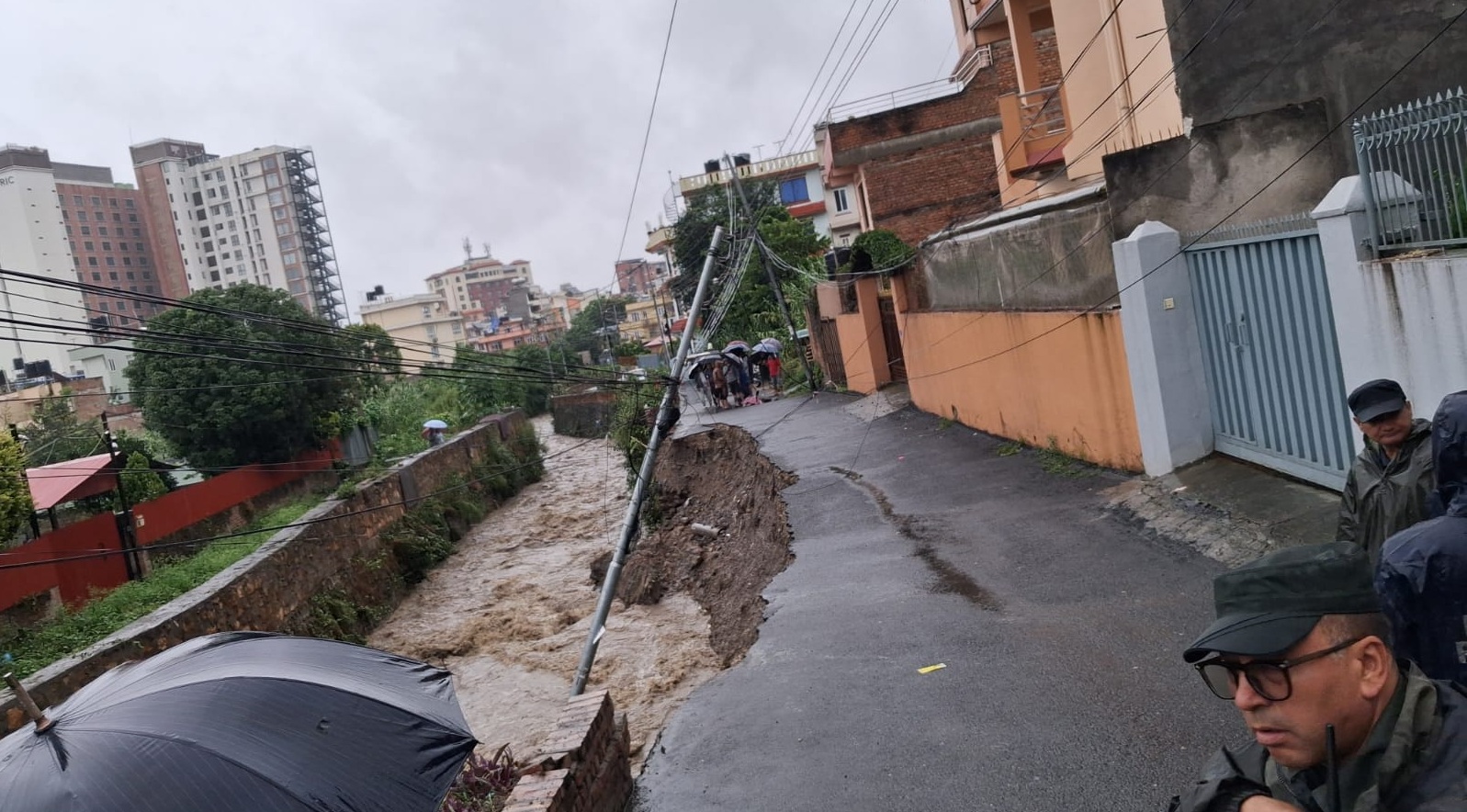 काठमाडौंको सोल्टीमोडमा सडक भासियो, खोला घरनजिकै पुग्यो