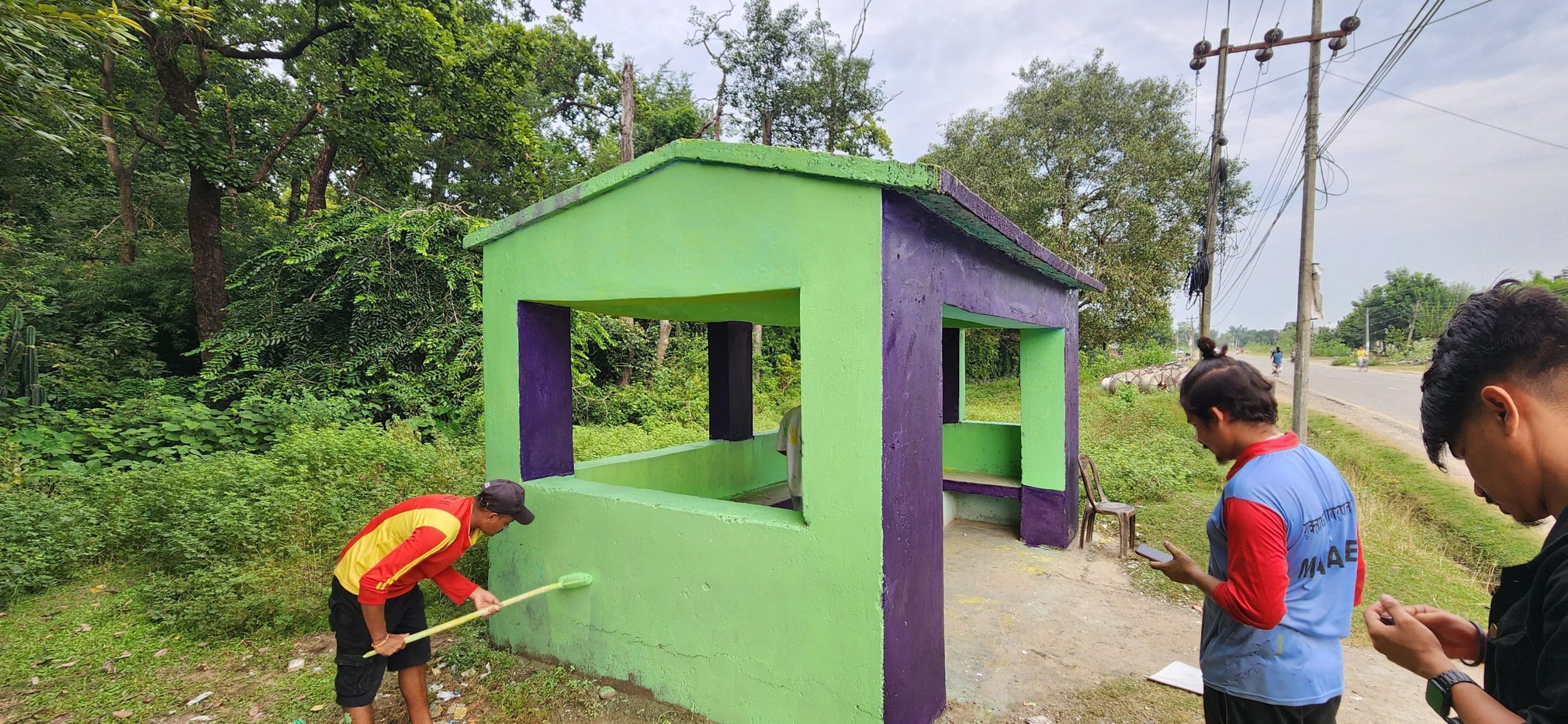 राजमार्गका यात्रु प्रतीक्षालय रङ्ग्याउँदै झलारीका युवा