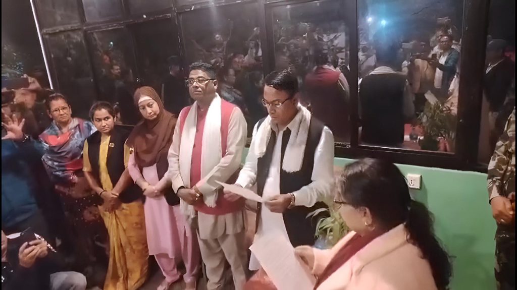 मधेसका मुख्यमन्त्रीले होटेलमै शपथ लिएको भिडिओ बाहिरियो (भिडिओ)