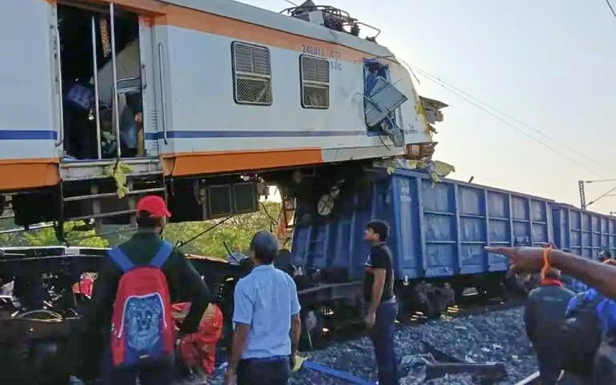 भारतमा रेल दुर्घटना: यात्रु र मालवाहक रेल ठोक्किँदा कम्तीमा ११ जनाको निधन