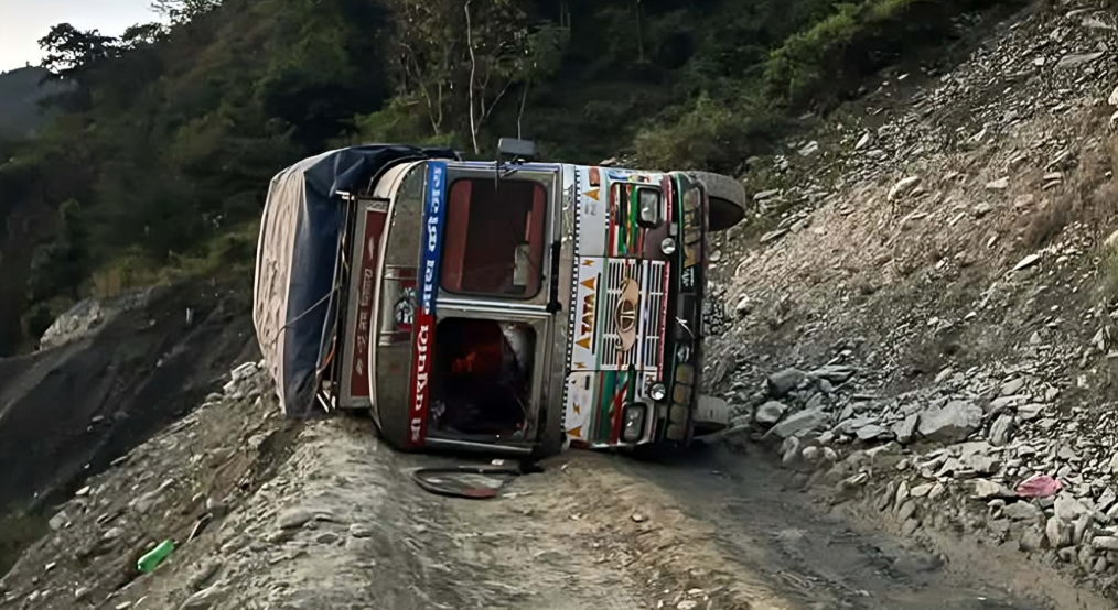 कान्तिलोकपथमा ट्रक पल्टियो, सवारी आवागमन ठप्प
