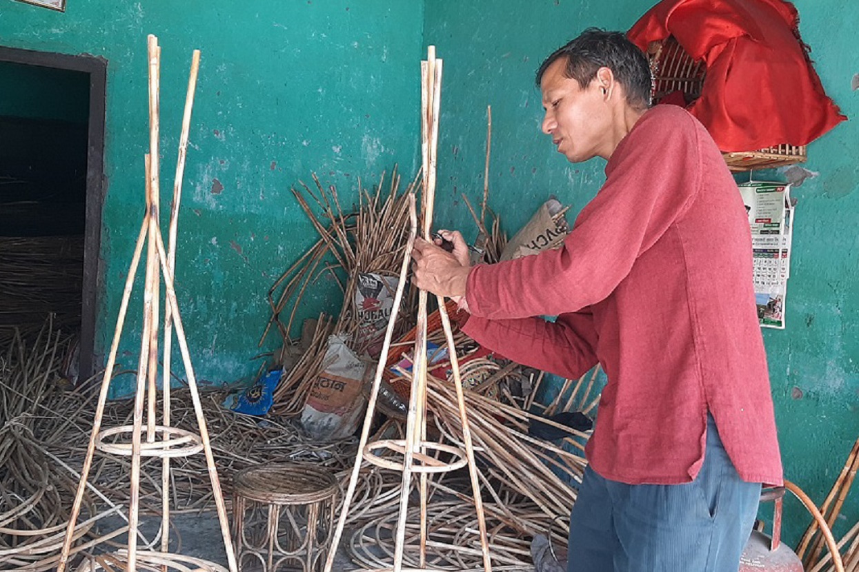 बेतबाँसका सामग्री बेचेर मासिक ७० हजार आम्दानी गर्दै बाधुराम