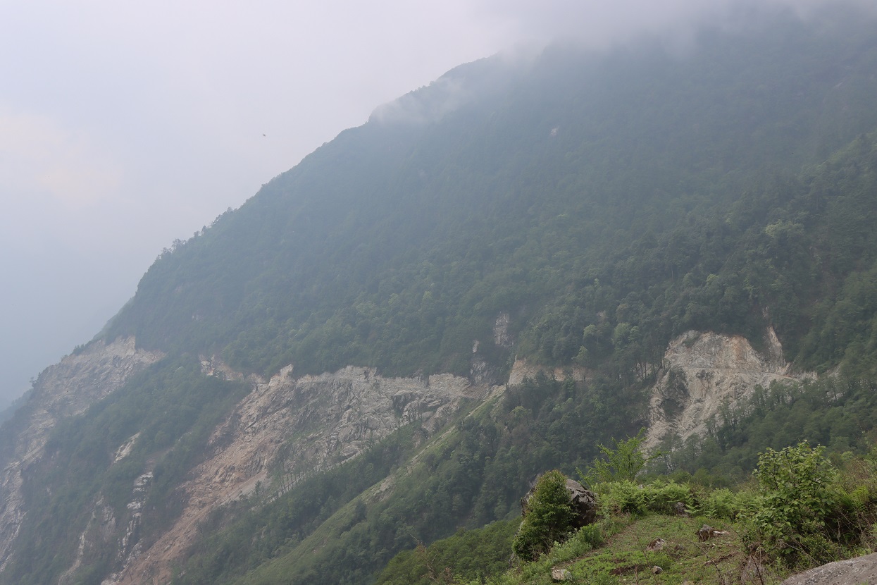 सुक्खा पहिरोले शुक्रबारदेखि खाँदबारी–किमाथाङ्का सडकखण्ड अवरुद्ध