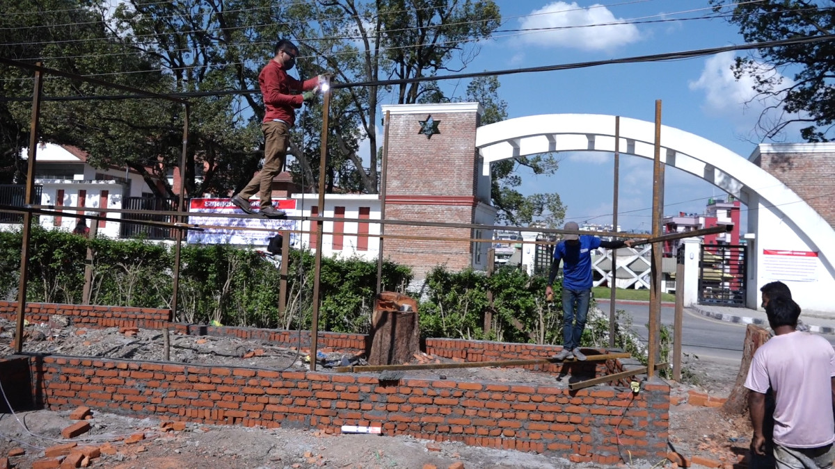 त्रिविमा चमेना गृह निर्माणमा विद्यार्थी अवरोध, निर्माण व्यवसायीद्वारा कडा चेतावनी