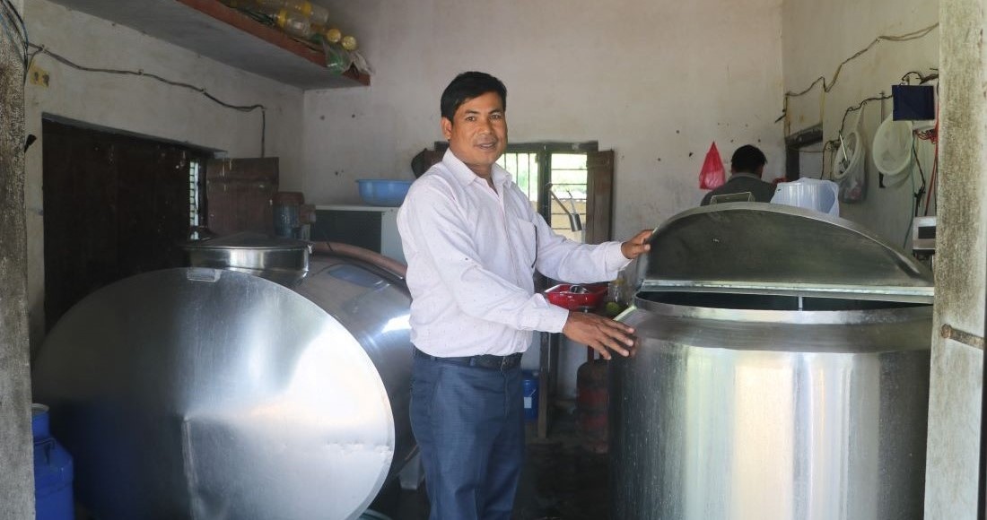 विदेशको मजदुरी त्यागेर स्वदेशमा डेरी मालिक बने शिवचरण