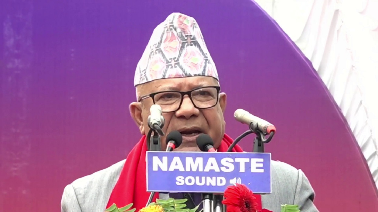 हाम्रै आँखा अगाडी कम्युनिष्ट आन्दोलन ओरालो लाग्यो, यसलाई फेरि उठाउनुपर्छ: माधव नेपाल