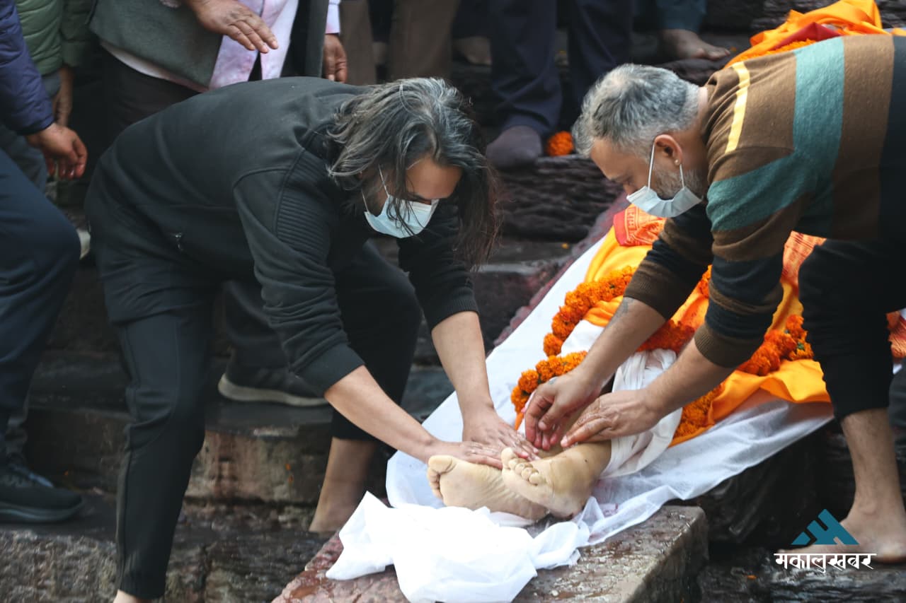 आयुर्वेद डा रामनारायण साहको पशुपति आर्यघाटमा अन्त्येष्टि