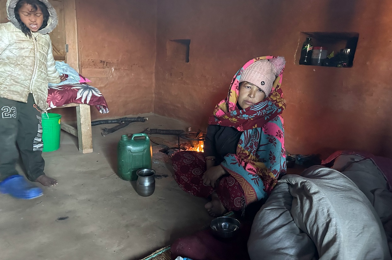‘बर्थिङ सेन्टर’ त छ टाढा छ, गर्भवतीलाई ‘स्ट्रेचर’मा लैजानुपर्छ, बोक्ने पुरुष पाइन्न