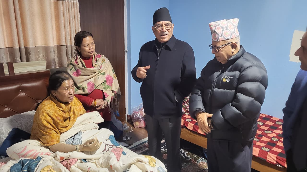 रविलक्ष्मीलाई भेट्न डल्लु पुगे प्रचण्ड र नेपाल, गरे स्वास्थ्यलाभको कामना