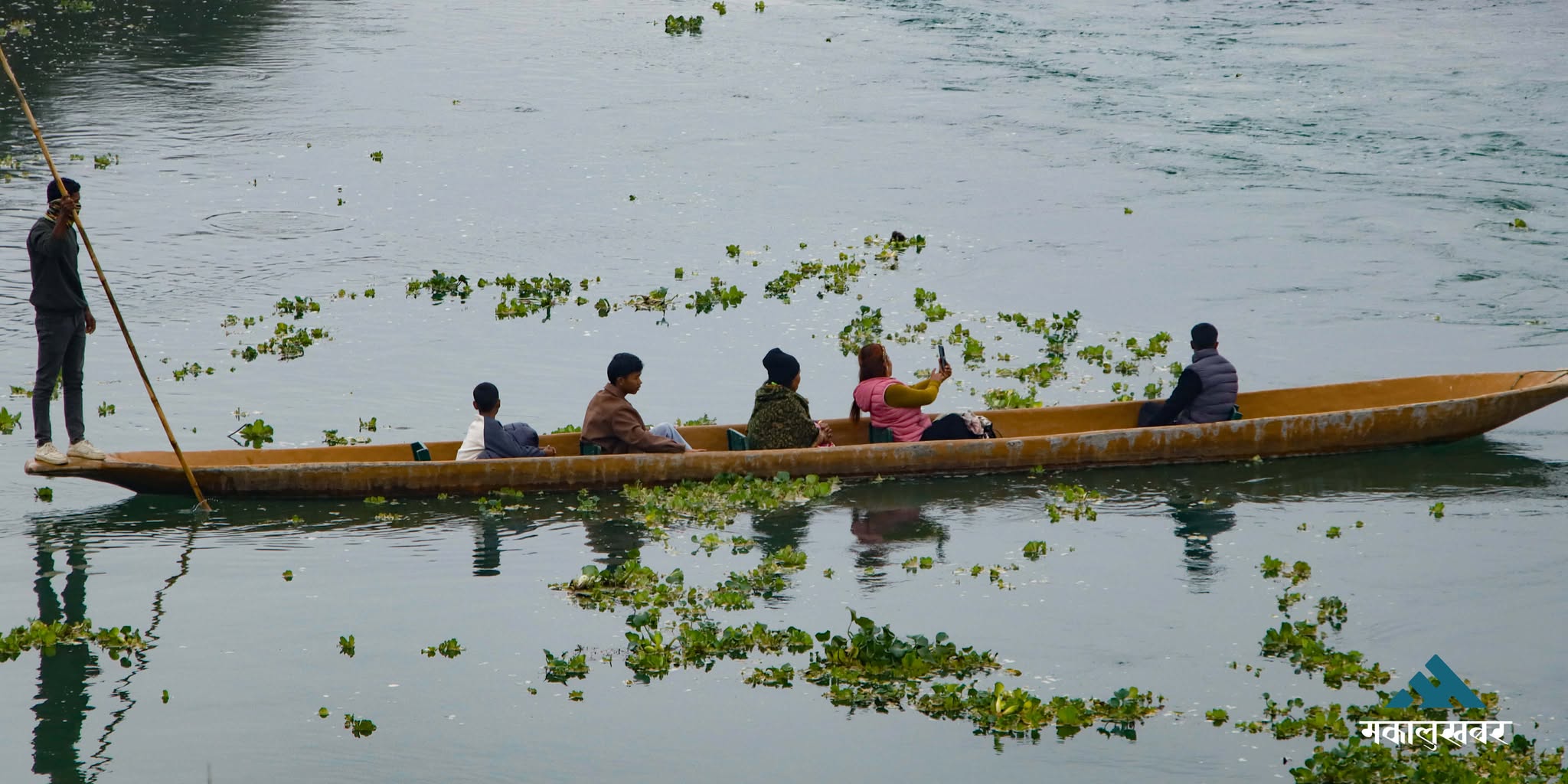 सौराहाको रापती नदीमा ‘क्यानोइ’को मज्जा (तस्बिरहरू)