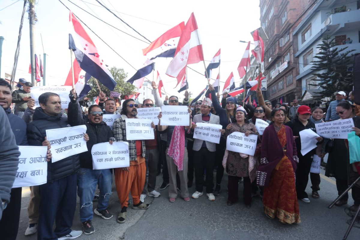 निर्वाचन आयोगको निर्णयलाई अवैधानिक भन्दै देउवा पक्षधर नेताहरू सडकमा (तस्बिरहरू)