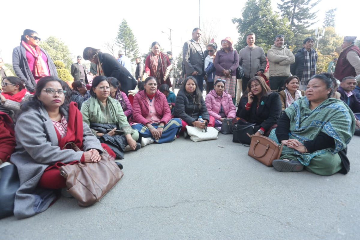 निर्वाचन आयोग अगाडी गगन काँग्रेसको धर्ना (तस्बिरहरू)
