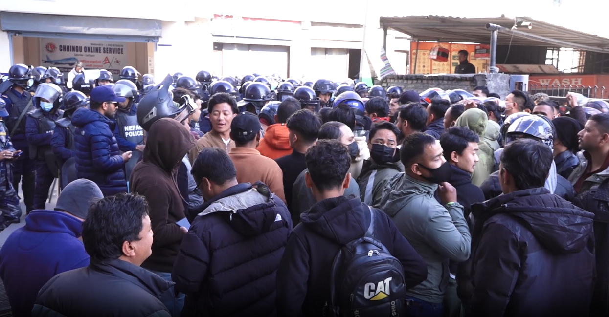 कोरिया पठाउन माग गर्दै इपीएस शाखा कार्यालयमा प्रदर्शन