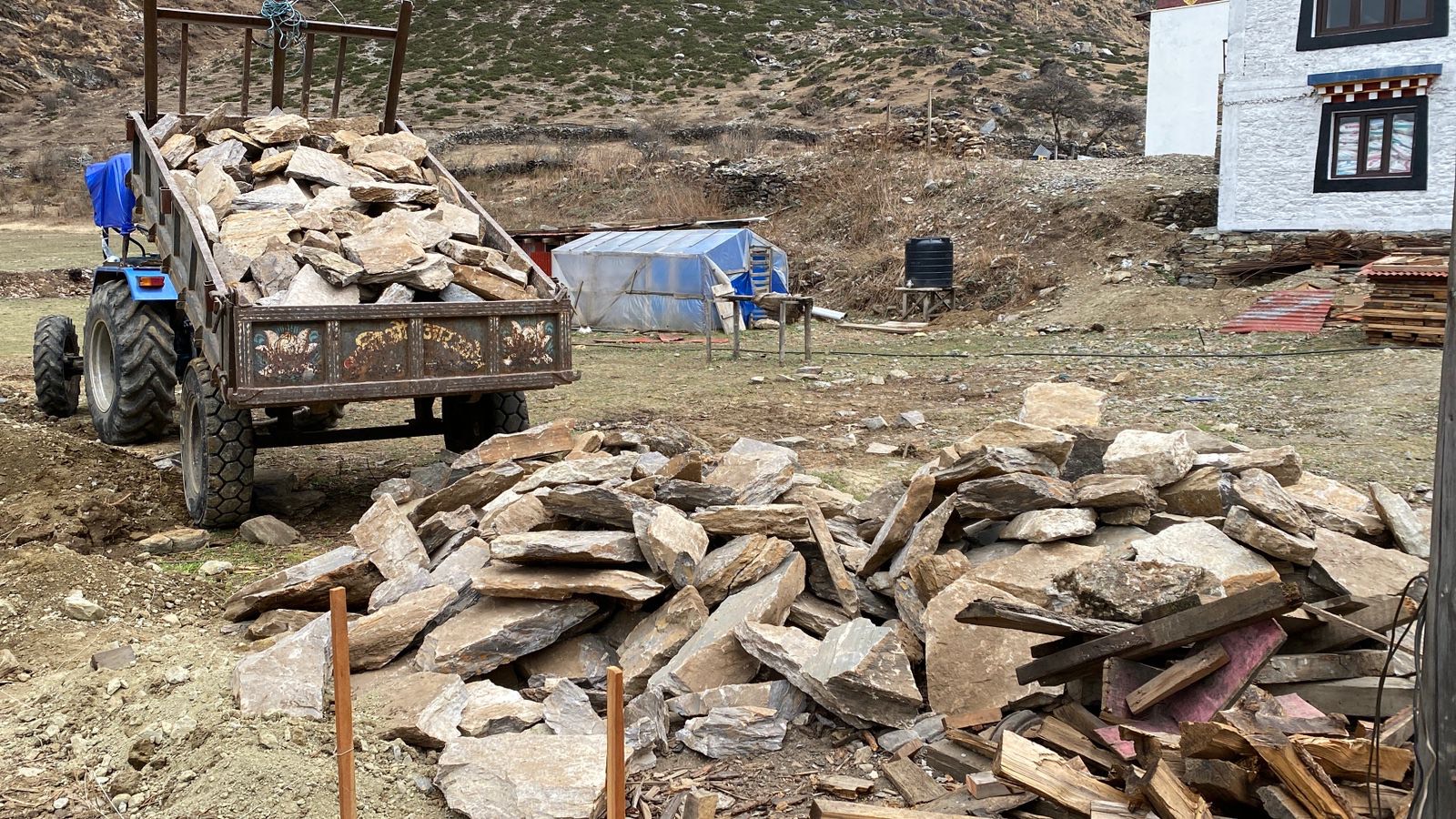 सडक नभएको छेकम्पारमा गुड्छन् स्कुटर र ट्र्याक्टर