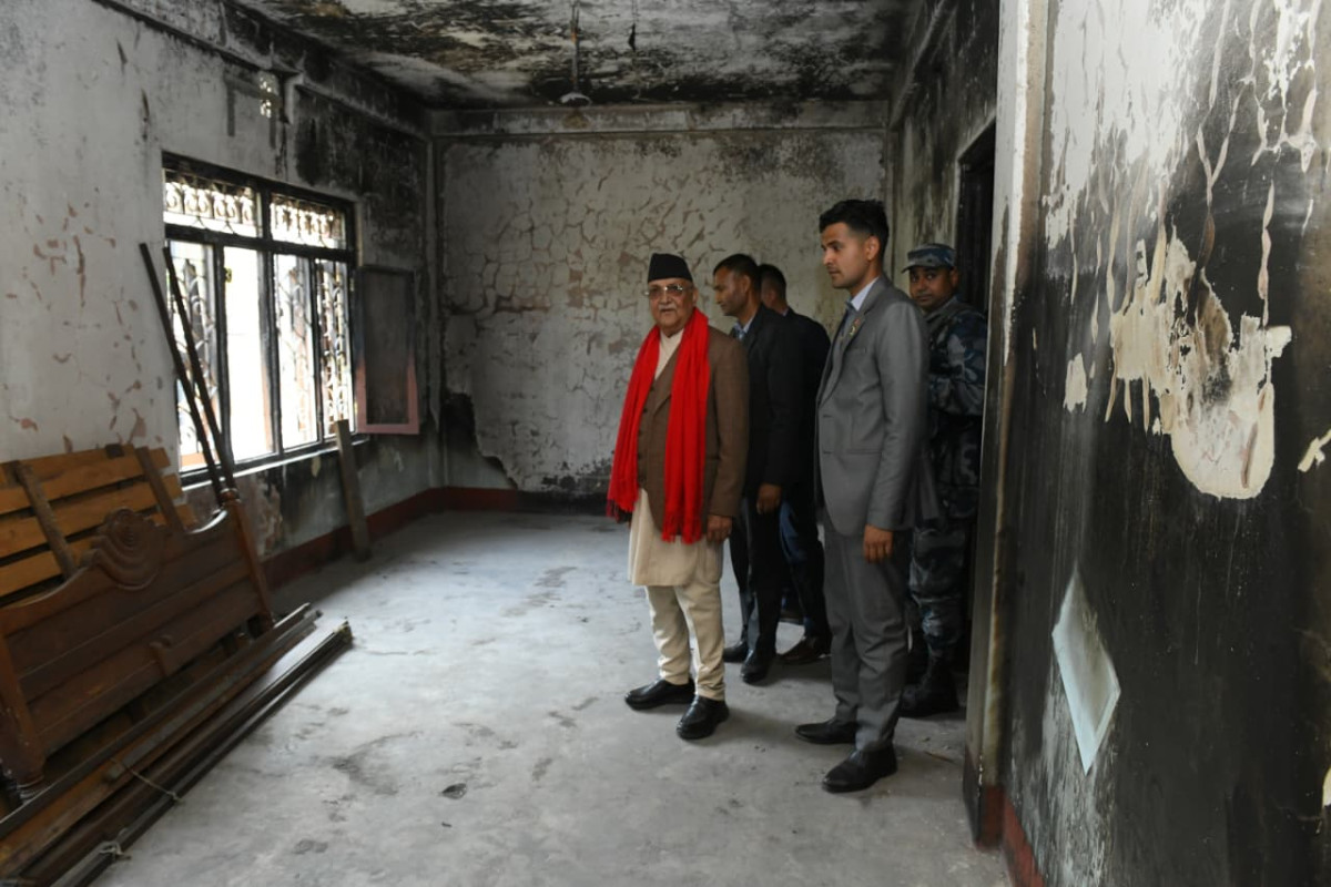 ओलीद्वारा झापा-५ मा आगलागीबाट प्रभावित संरचनाहरूको निरीक्षण (तस्बिरहरू)